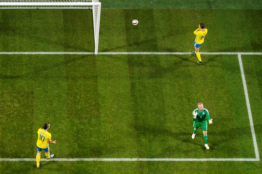 Sveriges Zlatan Ibrahimovic skäller på Marcus Berg