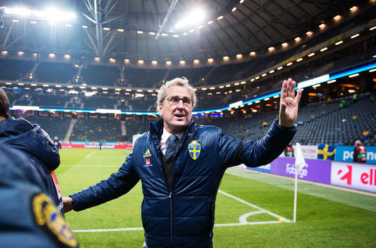 Sveriges förbundskapten Erik Hamrén vinkar till publiken