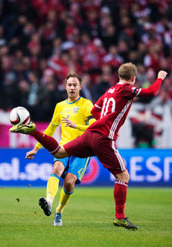 Sveriges Andreas Granqvist passar förbi Danmarks Christian