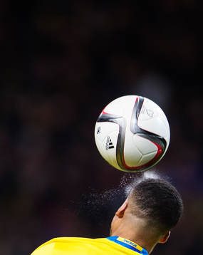 Sveriges Martin Olsson nickar bollen