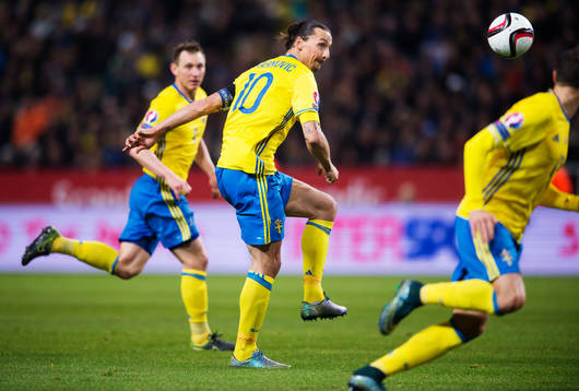 Sveriges Zlatan Ibrahimovic passar bollen