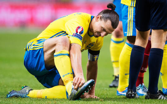 Sveriges Zlatan Ibrahimovic tar på sin fot