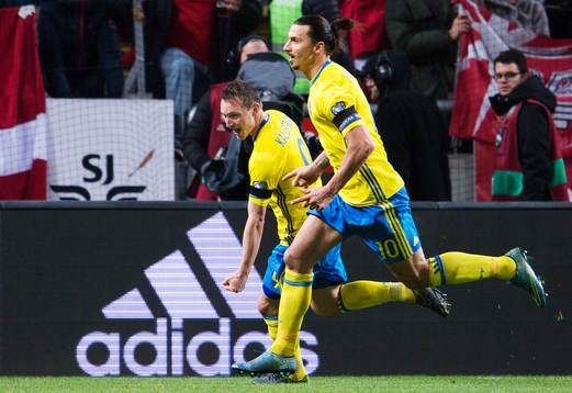 Sveriges Kim Källström och Zlatan Ibrahimovic jublar