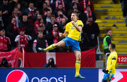 Sveriges Zlatan Ibrahimovic och Martin Olsson jublar