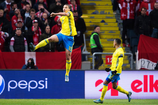Sveriges Zlatan Ibrahimovic och Martin Olsson jublar
