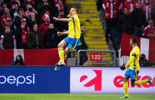 Sveriges Zlatan Ibrahimovic och Martin Olsson jublar