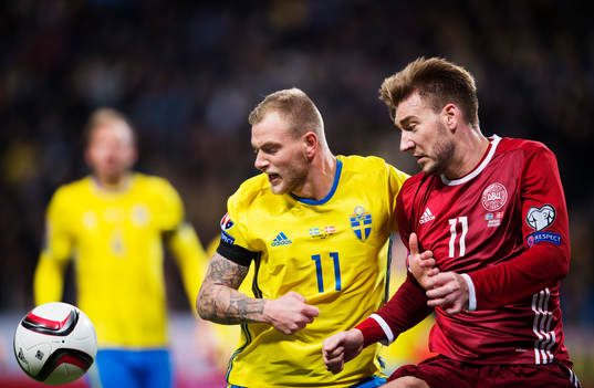 Sveriges John Guidetti i en duell med Danmarks Nicklas