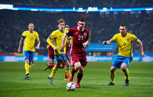 Sveriges Emil Forsberg och Kim Källström utmanas av