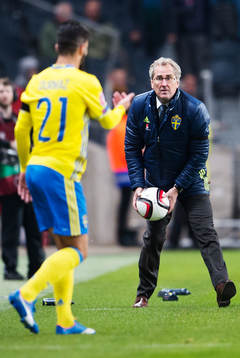 Sveriges förbundskapten Erik Hamrén (t h) kastar bollen