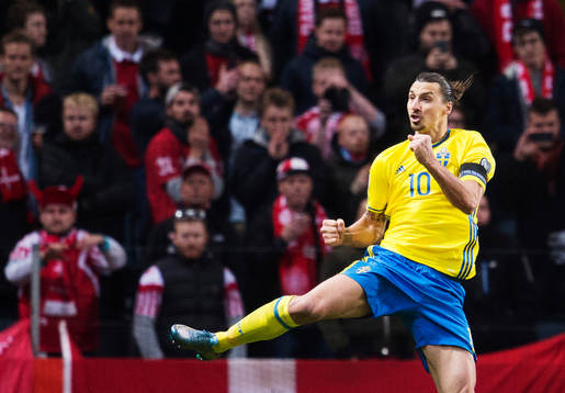Sveriges Zlatan Ibrahimovic och Martin Olsson jublar