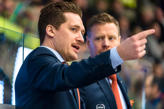Växjös tränare Sam Hallam pratar med assisterande
