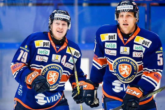 Växjös Tuomas Kiiskinen och Joey Crabb jublar