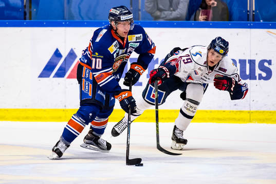 Växjös Richard Gynge jagas av Linköpings Gabriel Carlsson