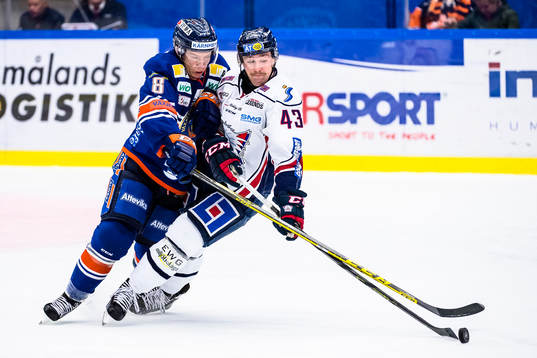 Växjös Ville Varakas tacklar Linköpings Nichlas Hardt