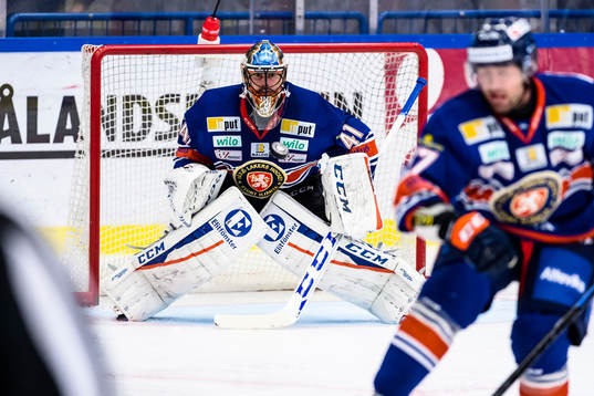 Växjös målvakt Cristopher Nihlstorp fikuserar på pucken