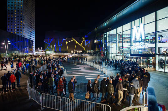 Kö in till Mall of Scandinavia som ligger intill Friends