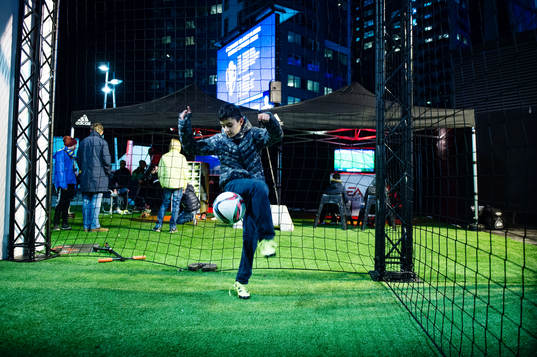Ibrahim Salim trixar i Adidas monter i Fan Zone innan
