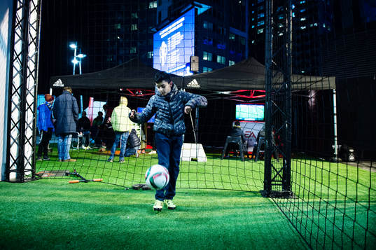 Ibrahim Salim trixar i Adidas monter i Fan Zone innan