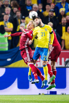 Sveriges Jimmy Durmaz och Danmarks Viktor Fischer i en