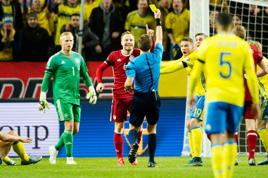 Danmarks Lars Jacobsen blir varnad