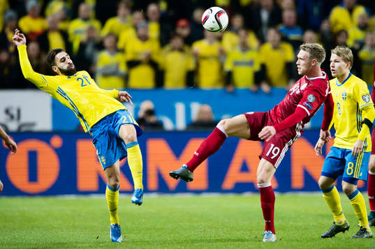 Sveriges Jimmy Durmaz och Oscar Lewicki mot Danmarks