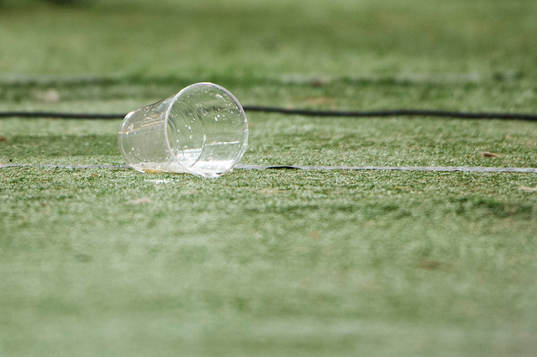 Ett inkastat plastglas