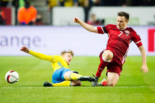 Sveriges Emil Forsberg och Danmarks William Kvist Jörgensen