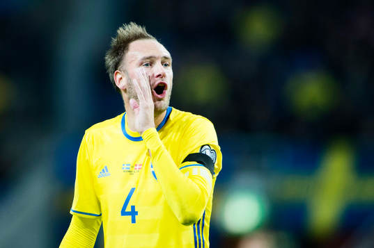 Sveriges Andreas Granqvist ropar åt målvakt Andreas