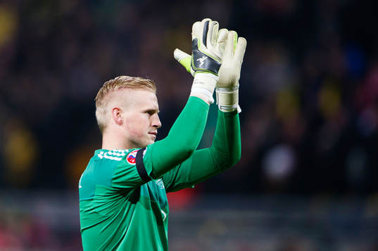 Danmarks målvakt Kasper Schmeichel tackar