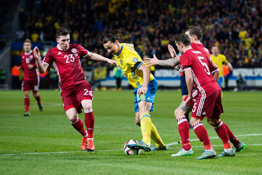 Sveriges Zlatan Ibrahimovic mot Danmarks Pierre Höjbjerg,