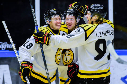 Brynäs Anton Rödin , Greg Scott och Oskar Lindblom jublar