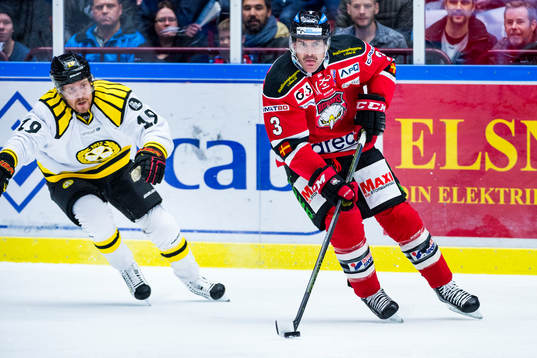 Brynäs Anssi Salmela jagar Malmö Redhawks Kent McDonell