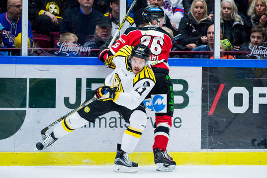 Brynäs Jesper Ollas trycks till Malmö Redhawks Kim Rosdahl