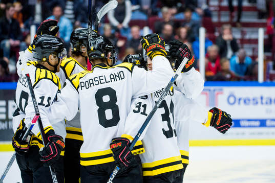 Brynäs spelare firar Mathias Porseland gjort 0-2