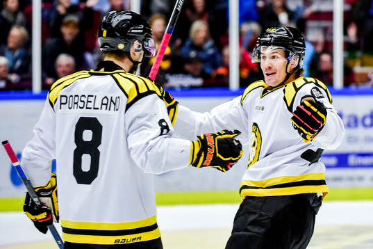 Brynäs Mathias Porseland och Sondre Olden jublar