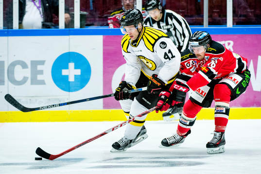 Brynäs Greg Scott jagas av Malmö Redhawks Magnus