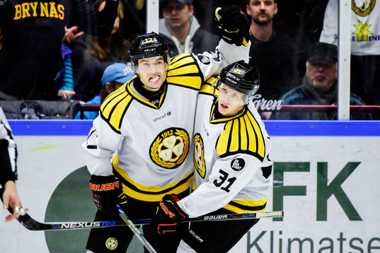 Brynäs Pathrik Westerholm och Daniel Mannberg jublar