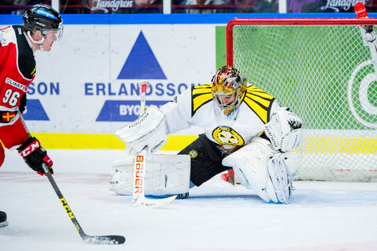 Malmö Redhawks Kim Rosdahl kommer fri mot Brynäs målvakt