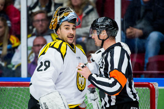 Brynäs målvakt Bernhard Starkbaum i diskussion med domaren