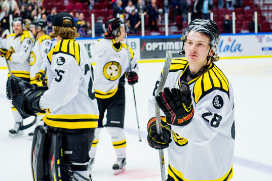 Brynäs Martin Naenfeldt tackar publiken