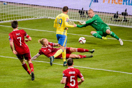 Danmarks målvakt Kasper Schmeichel och Simon Kjär täcker