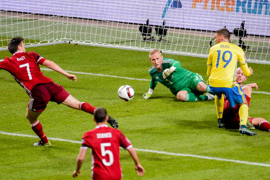 Danmarks målvakt Kasper Schmeichel räddar skott från