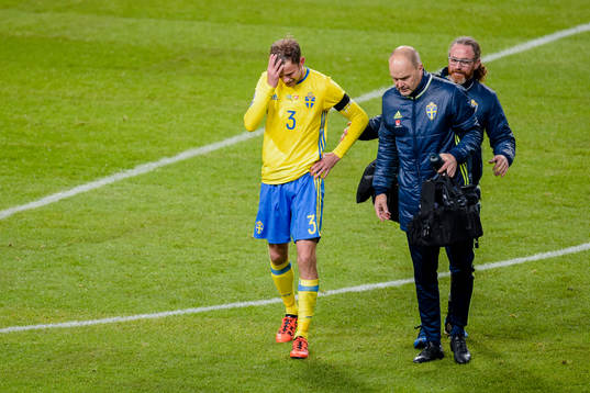 Sveriges Mikael Antonsson får hjälp av planen