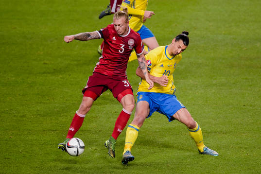 Danmarks Simon Kjär och Sveriges Zlatan Ibrahimovic i en