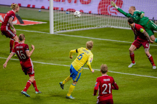 Sveriges Emil Forsberg gör 1-0