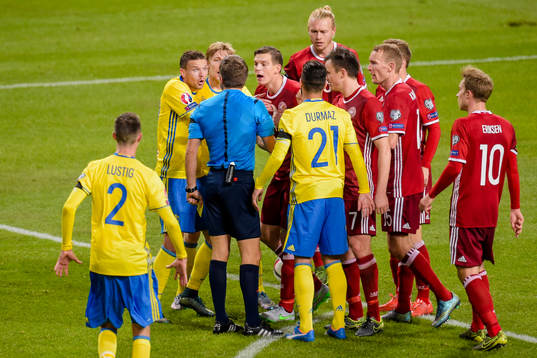 Sveriges Marcus Berg och Danmarks Daniel Agger i diskussion