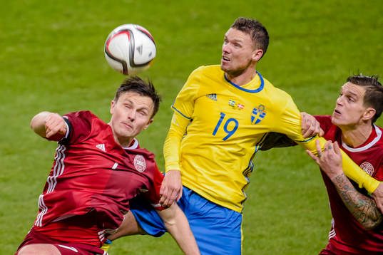 Sveriges Marcus Berg  i en luftduell med Danmarks William