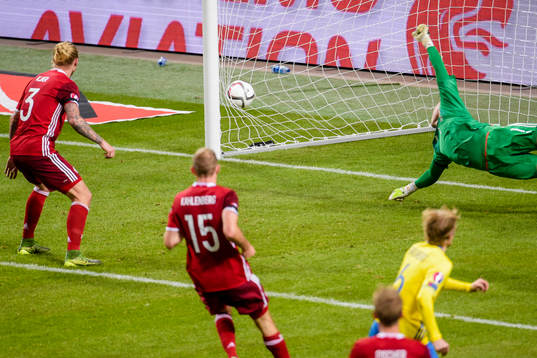 Sveriges Emil Forsberg gör 1-0