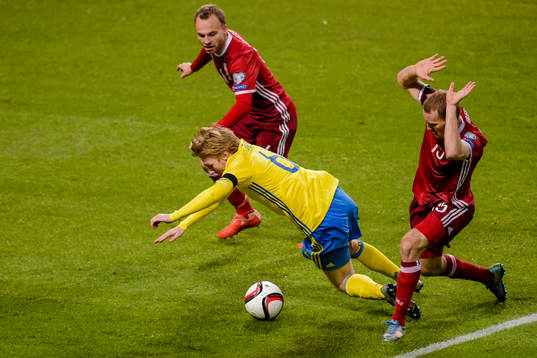 Sveriges Emil Forsberg fälls i straffområdet vilket