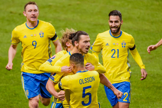 Sveriges Zlatan Ibrahimovic jublar med Kim Källström,